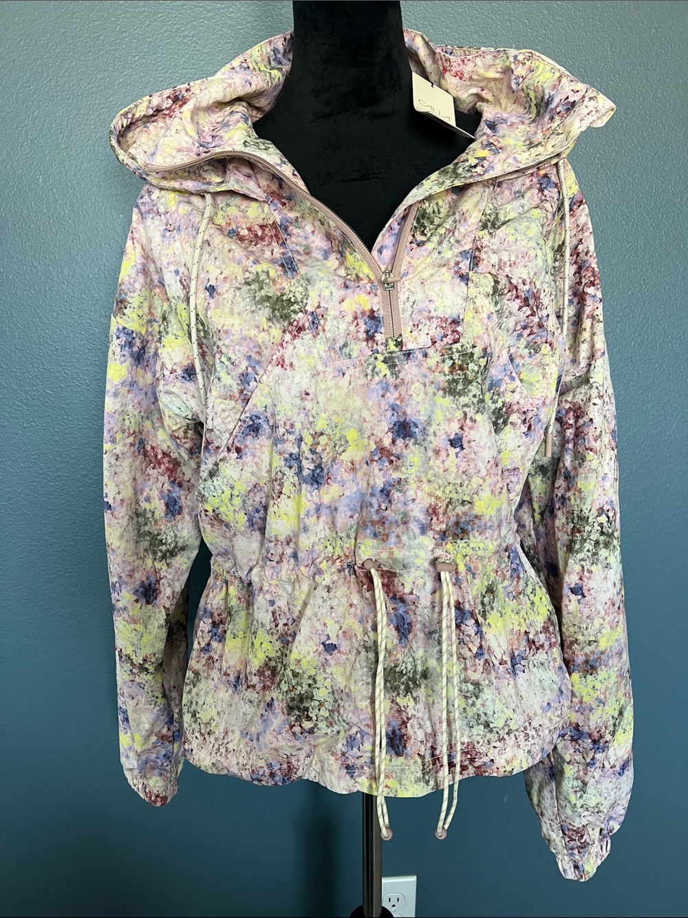 Women's hooded windbreaker